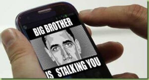 une main tient un smartphone sur lequel il y a une image où il est écrit "Big Brother is talking you"