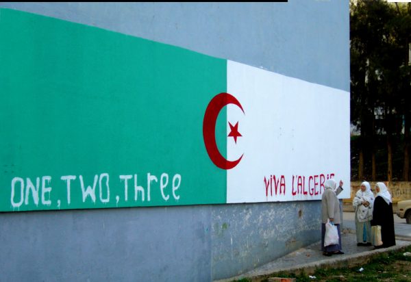 peinture murale du drapeau algérien avec écrit one, two, three, viva l'Algérie